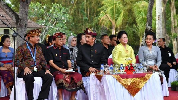 Gaya Jokowi Lepas Karnaval di IMF-WB Bali