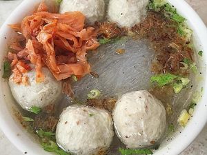 Awali Hari Sabtu dengan Sarapan Mie Bakso Ikan yang Gurih Hangat