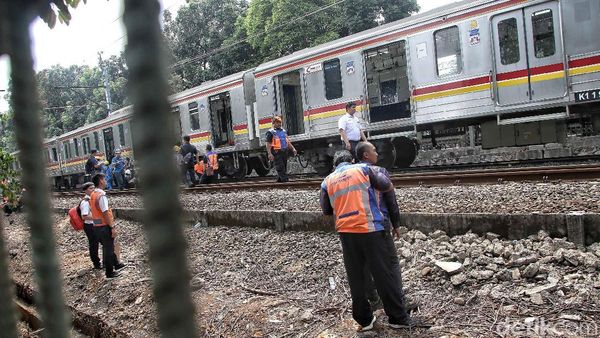 Begini Penampakan Kereta Anjlok di Palmerah