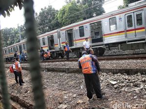 Begini Penampakan Kereta Anjlok di Palmerah