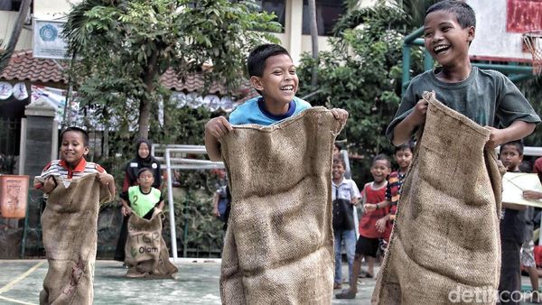 Melestarikan Permainan Tradisional bersama Anak-anak di RPTRA Melati