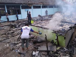 2 Kelas dan Kantin SMA di Ciamis Ludes Terbakar 2 Kelas dan Kantin SMA di Ciamis Ludes Terbakar