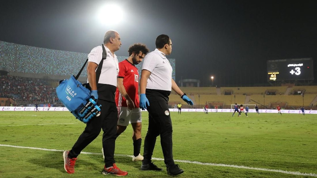 Mohamed Salah mengalami cedera saat memperkuat timnas Mesir (Foto: Mohamed Abd El Ghany/Reuters)