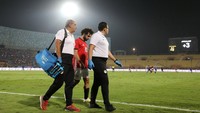 Satu lagi pemain Liverpool yang mesti masuk ruang perawatan. Adalah Mohamed Salah yang mengalami tegang otot saat membela Mesir dalam kemenangan 4-1 atas Swaziland pada akhir pekan lalu. Cedera Salah diyakini tidak parah, tapi diragukan tampil melawan Huddersfield. (Foto: Mohamed Abd El Ghany/Reuters)