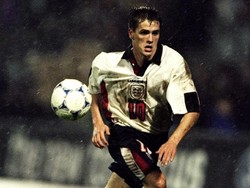 Pada awalnya Michael Owen dibenci fans MU saat masih berkostum Liverpool, tapi kemudian jadi musuh buat Liverpudlian setelah hengkang ke MU. Owen jadi satu-satunya sosok dalam daftar ini yang dibenci (dan juga dicintai) oleh kedua tim. (Foto: Stu Forster /Allsport)