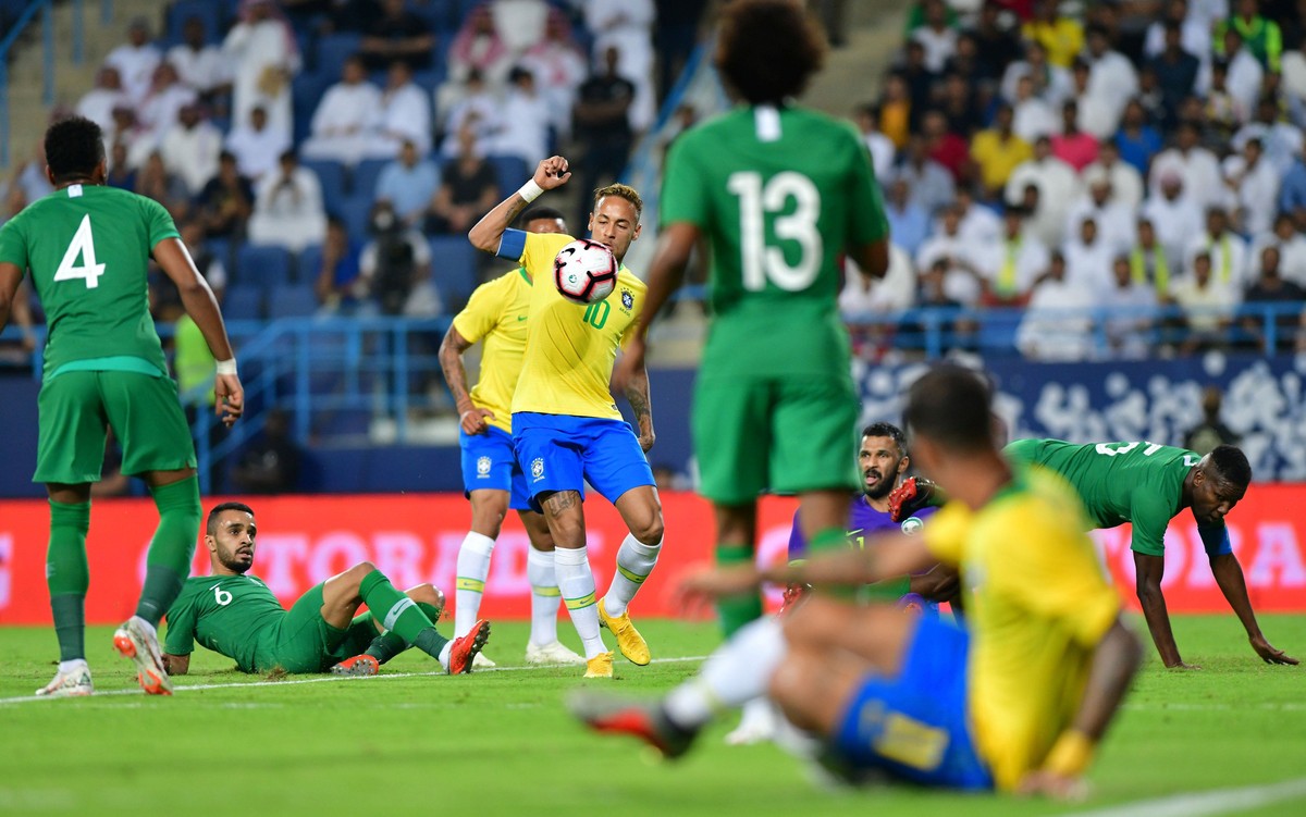Brasil menundukkan tuan rumah Arab Saudi 2-0 dalam laga uji coba. (Foto: Waleed Ali/Reuters)