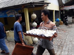 Sedekah Laut Dibubarkan, Makanannya Dibagi ke Pengunjung Pantai