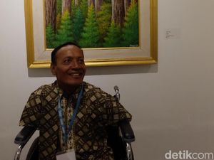 Cerita Pelukis Asal Madiun yang Melukis dengan Kaki dan Mulut Cerita Pelukis Asal Madiun yang Melukis dengan Kaki dan Mulut