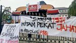 Ribuan Bobotoh Gelar Aksi Bandung Melawan di Gedung Sate