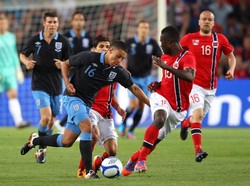 Alex Oxlade-Chamberlain debut bersama timnas Inggris di pertandingan persahabatan melawan Norwegia pada 26 Mei 2012. Usianya kala itu 18 tahun 285 hari. Foto: Alex Livesey/Getty Images