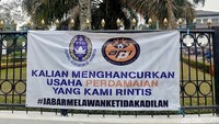 Spanduk itu berisikan kekecewaan para Bobotoh atas keputusan PSSI yang dianggap merugikan dan tak adil untuk Persib.