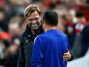 Asyiknya Obrolan Sarri-Klopp di Pinggir Lapangan Stamford Bridge
