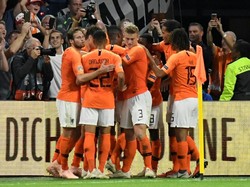 Timnas Belanda sekali lagi merayakan gol di penghujung pertandingan. Georginio Wijnaldum yang membukukan gol untuk tim asuhan Ronald Koeman itu, (Foto: Piroschka Van de Wouw/Reuters)