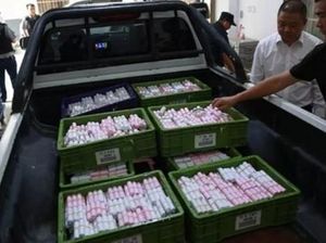 Mantap! Sopir Bus Beli BMW Pakai Uang Receh