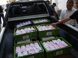 Mantap! Sopir Bus Beli BMW Pakai Uang Receh