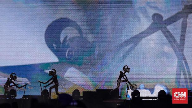 Wayang raksasa dipentaskan dalam upacara Penutupan Asian Para Games 2018 di Stadion Madya, Senayan, Jakarta, Sabtu (13/10). Upacara penutupan Asian Para Games digelar dengan mengusung tema The Celebrations of Wonder.