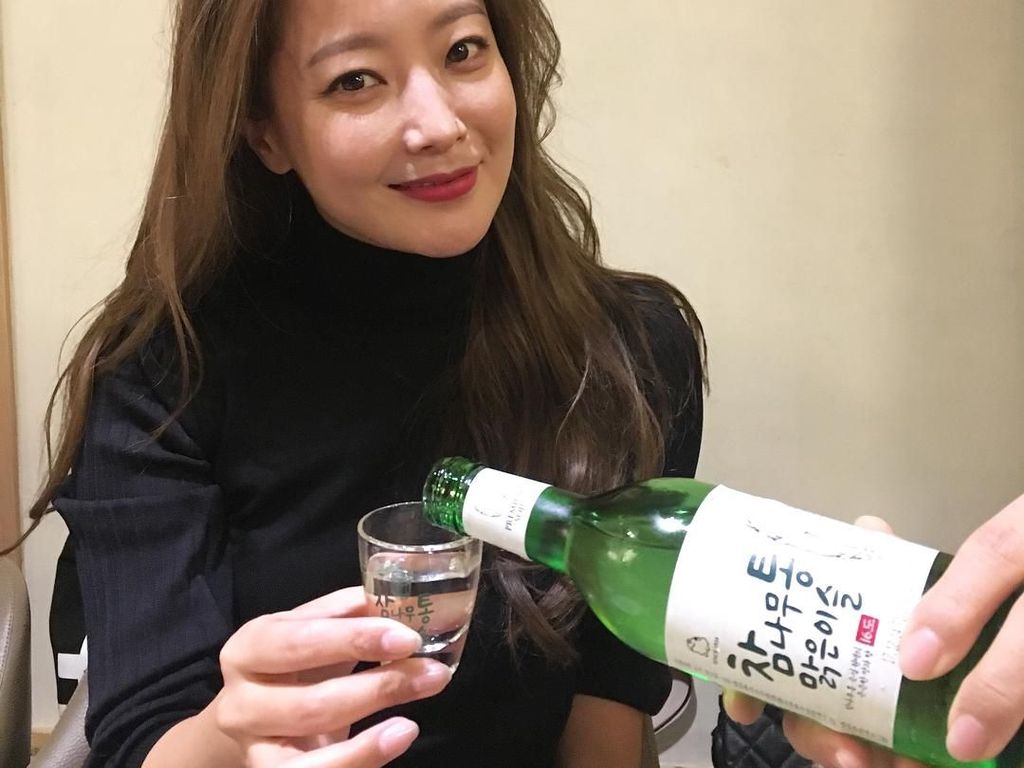 Pose Asyik Kim Hee Sun Saat Makan dan Gaya Menteri Susi Makan Ikan Lemuru
