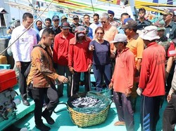Begini Gaya Nyentrik Susi Pudjiastuti Saat Sarapan Ikan Lemuru di Bali