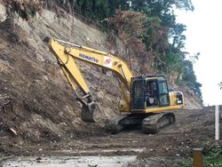 Longsor Lumpuhkan Jalur Pantai Barat Kota Palu