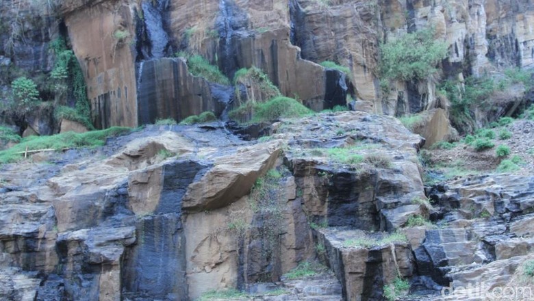 Curug Batu Templek di Bandung yang ibarat buatan insan (Wisma/detikTravel) Curug Batu Templek di Bandung yang ibarat buatan insan (Wisma/detikTravel)