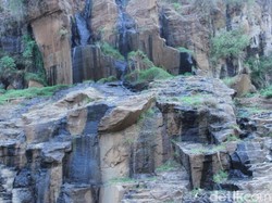Bukan Buatan Manusia, Curug Batu Templek di Bandung Cantiknya Alami