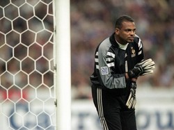 Bernard Lama memang tak sepopuler Henry dan Deschamps, tapi dia juga lulusan skuat juara Prancis di 1998 dan sempat menjadi pelatih kepala. Dia menjadi pelatih timnas Kenya pada 2006 silam kendati hanya bertahan dua bulan. (Foto: Shaun Botterill /Allsport/Getty Images)