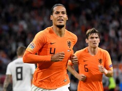 Dalam pertandingan di Johan Cruyff Arena, Minggu (14/10/2018) dinihari WIB, Virgil van Dijk, yang menjadi pencetak gol pertamanya. (Foto: Reuters)
