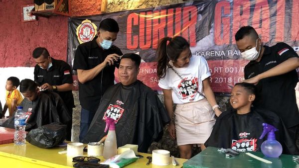 Relawan Jokowimotion Gelar Cukur Gratis