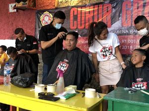 Relawan Jokowimotion Gelar Cukur Gratis