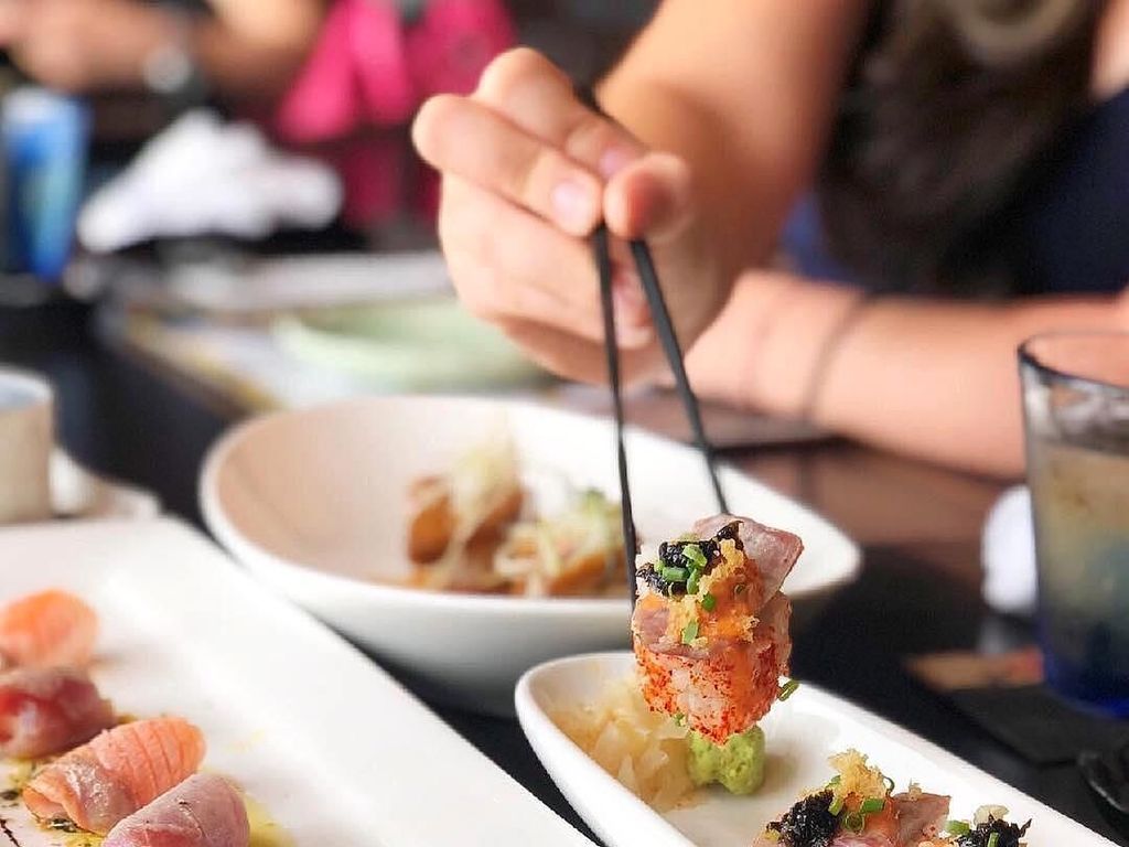 7 Hal Ini Sebaiknya Tak Anda Lakukan Saat Makan Sushi 7 Hal Ini Sebaiknya Tak Anda Lakukan Saat Makan Sushi