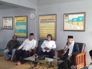 Emha ke Maruf Amin: Tak Cuma Hari Santri, Perjuangkan Nasibnya
