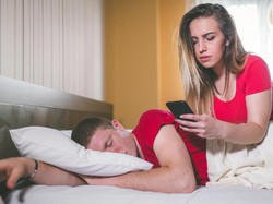 Intip Ponsel Suami Tanpa Izin, Nasib Wanita Ini Berakhir Pilu