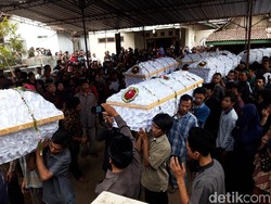 Suasana Pemakaman 6 Sekeluarga Korban Laka Maut di Boyolali