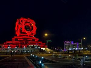 10 Desain Gedung Seperti Markas Penjahat