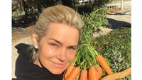 Cantiknya Ibu Gigi dan Bella Hadid yang Hobi Berkebun hingga Masak