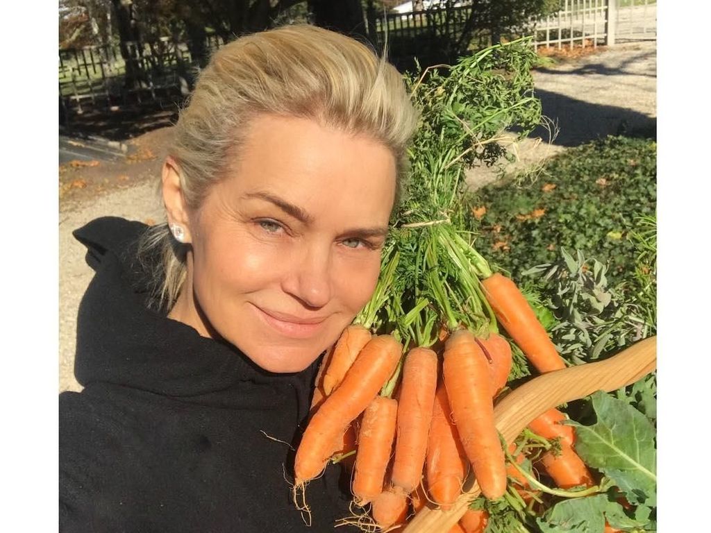 Cantiknya Ibu Gigi dan Bella Hadid yang Hobi Berkebun hingga Masak Cantiknya Ibu Gigi dan Bella Hadid yang Hobi Berkebun hingga Masak