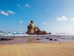 Pantai Berpasir Putih dengan Karang Menjulang di Lautan, Ada di Pacitan