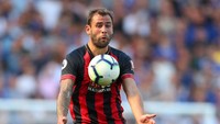 Steve Cook punya rataan sapuan tertinggi di Premier League. Sejauh ini dia mencatatkan 7,9 sapuan per pertandingan. (Foto: Catherine Ivill/Getty Images)
