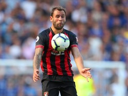 Steve Cook punya rataan sapuan tertinggi di Premier League. Sejauh ini dia mencatatkan 7,9 sapuan per pertandingan. (Foto: Catherine Ivill/Getty Images)