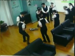 Ngeri! Ada Piton Jatuh Nyaris Kena Kepala Petugas Bank