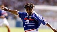 Bernard Diomede tampil di tiga partai saat Prancis memenangi Piala Dunia 1998. Setelah itu dia kehilangan posisi dan tak pernah lagi memperkuat timnas, hanya mencatatkan 8 caps. Tapi Diomede kemudian malah menjadi pelatih kepala timnas Prancis U-17, U-18, dan kini menangani timnas U-19. (Foto: Mark Thompson /Allsport/ Getty Images)