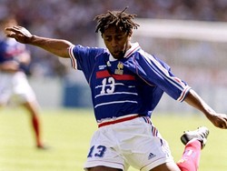 Bernard Diomede tampil di tiga partai saat Prancis memenangi Piala Dunia 1998. Setelah itu dia kehilangan posisi dan tak pernah lagi memperkuat timnas, hanya mencatatkan 8 caps. Tapi Diomede kemudian malah menjadi pelatih kepala timnas Prancis U-17, U-18, dan kini menangani timnas U-19. (Foto: Mark Thompson /Allsport/ Getty Images)