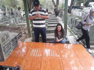 Jelang Perilisan Film Baru, Luna Maya Kunjungi Makam Suzzana