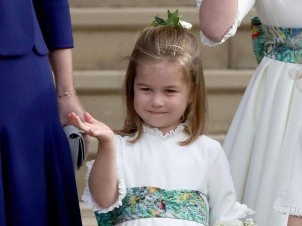 Putri Charlotte Pakai Baju Lungsuran Pangeran George di Foto Natal Kerajaan