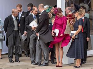 Foto: Momen Rok Kate Middleton Tertiup Angin saat Pernikahan Putri Eugenie