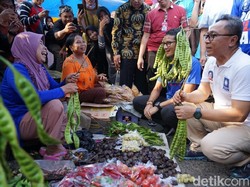 Gaya Rambut Petai Sandiaga saat Kunjungi Pasar di Subang