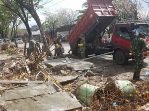 Aksi Prajurit Marinir Angkut Puing Pascagempa di Pantai Talise Palu