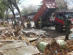 Aksi Prajurit Marinir Angkut Puing Pascagempa di Pantai Talise Palu