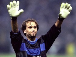 Lionel Charbonnier tak terdengar namanya meskipun jadi anggota skuat Prancis 1998, sebab posisinya hanya kiper pelapis. Dia pun cuma mencatatkan satu caps untuk timnas Prancis. Tapi mantan kiper Auxerre ini boleh jadi tak asing untuk sejumlah masyarakat Indonesia, karena sempat jadi pelatih kepala Aceh United. Sudah melatih sejak 2002, dia menangani beberapa klub minor Prancis seperti Sens dan Istres. (Foto: Clive Brunskill /Allsport/Getty Images)