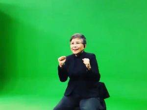 Ini Pinky Warouw, Penerjemah Bahasa Isyarat yang Ekspresif dan Viral